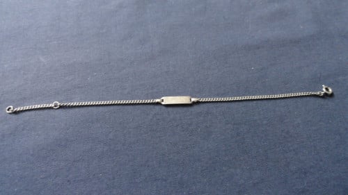 Zilveren armbandje met plaatje (hoofdletter) D erin gegrafeerd. 19,5 cm lan