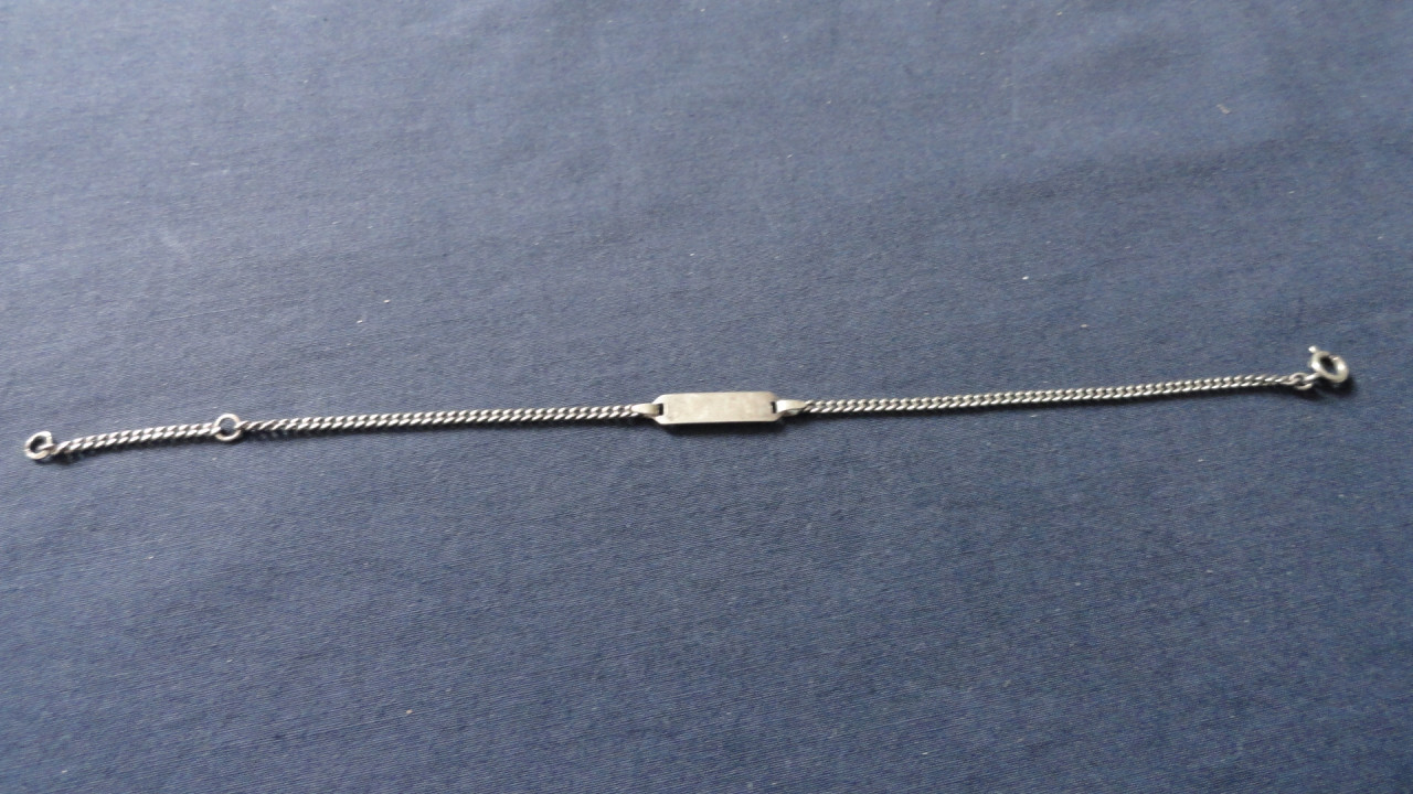 Zilveren armbandje met plaatje (hoofdletter) D erin gegrafeerd. 19,5 cm lan
