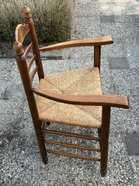 Vintage eiken armleunstoel met biezen zitting