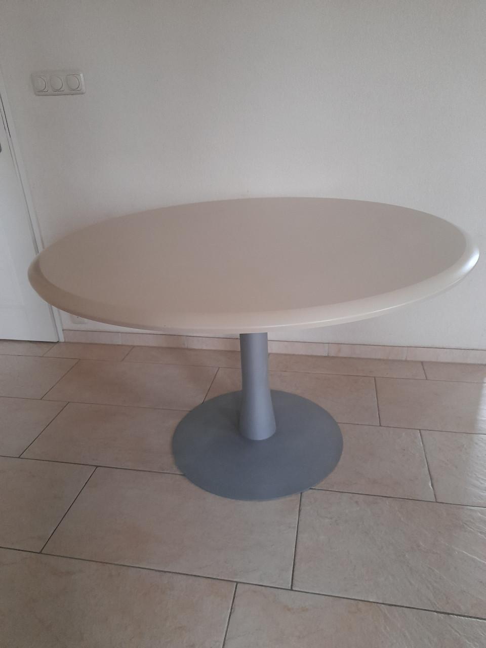 Stevige ronde tafel 120 x 72H (in goede nette staat )