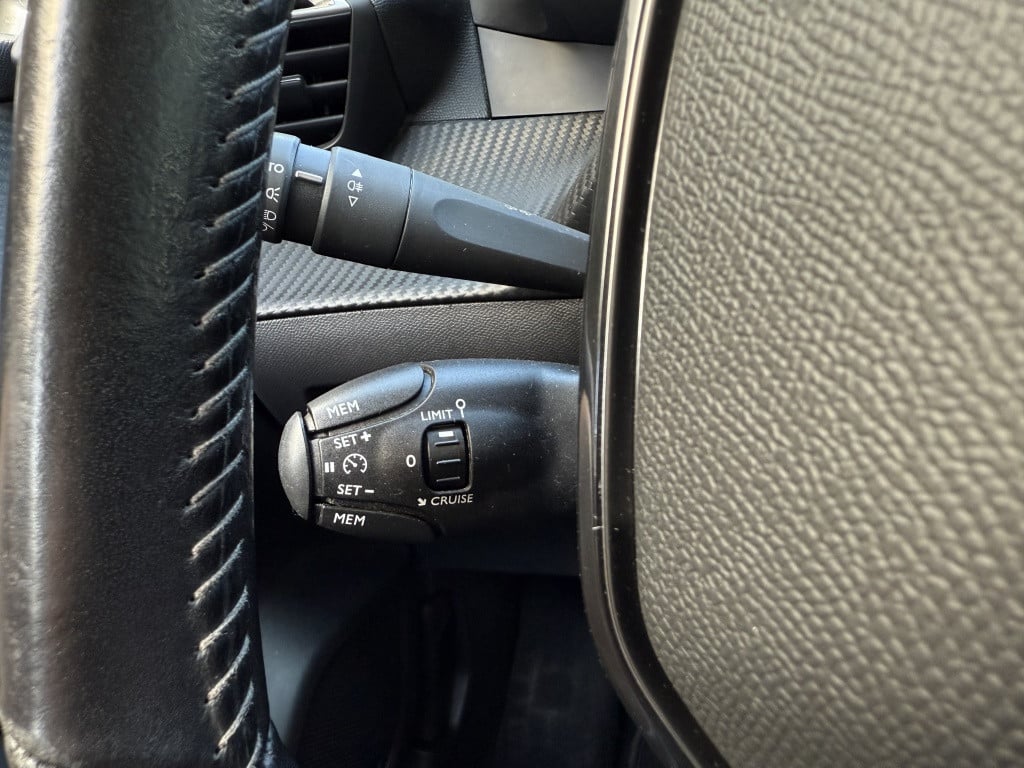 Peugeot 208 1.2 tubo 101pk allure // 3d cockpit //