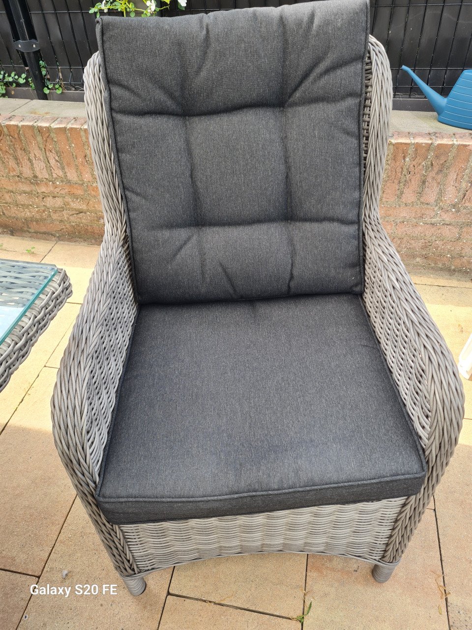 Tafel met zes stoelen kussens erbij