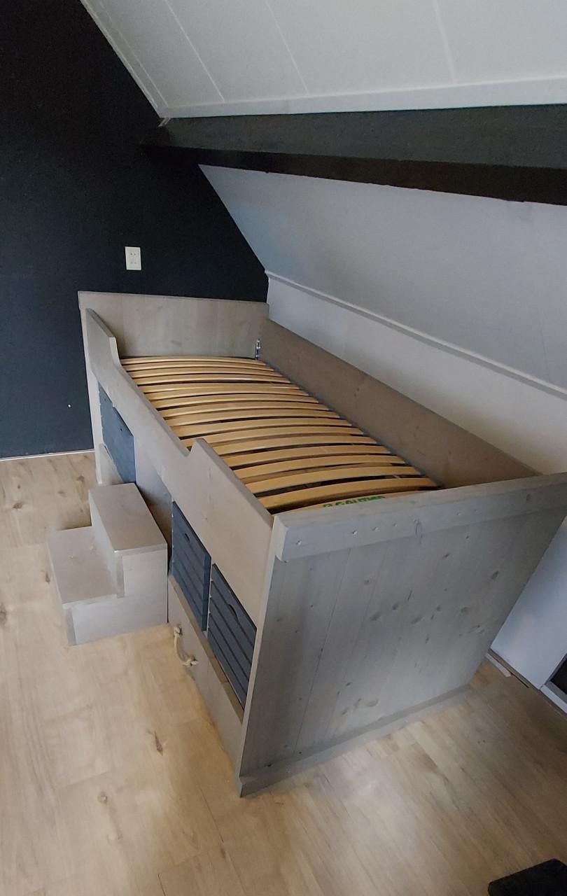 Bed, half hoogslaper.