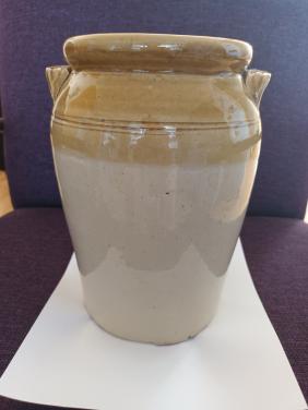 Antieke tweekleurige (voorraad)pot, gemerkt