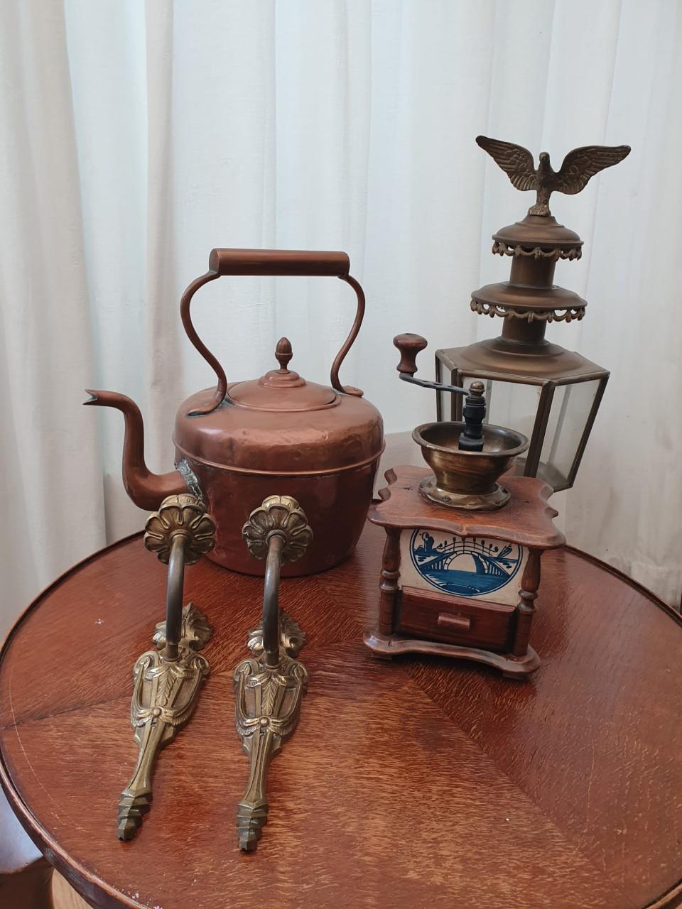 Koperen ketel.koffiemolen.koetslantaarn
