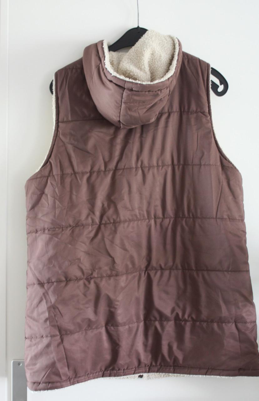 Bruine bodywarmer  gevoed en met capuchon  maat L