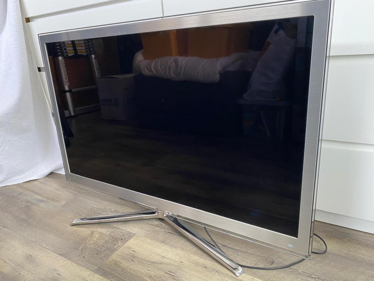 40 inch Samsung tv (Samsung UE40C8700)