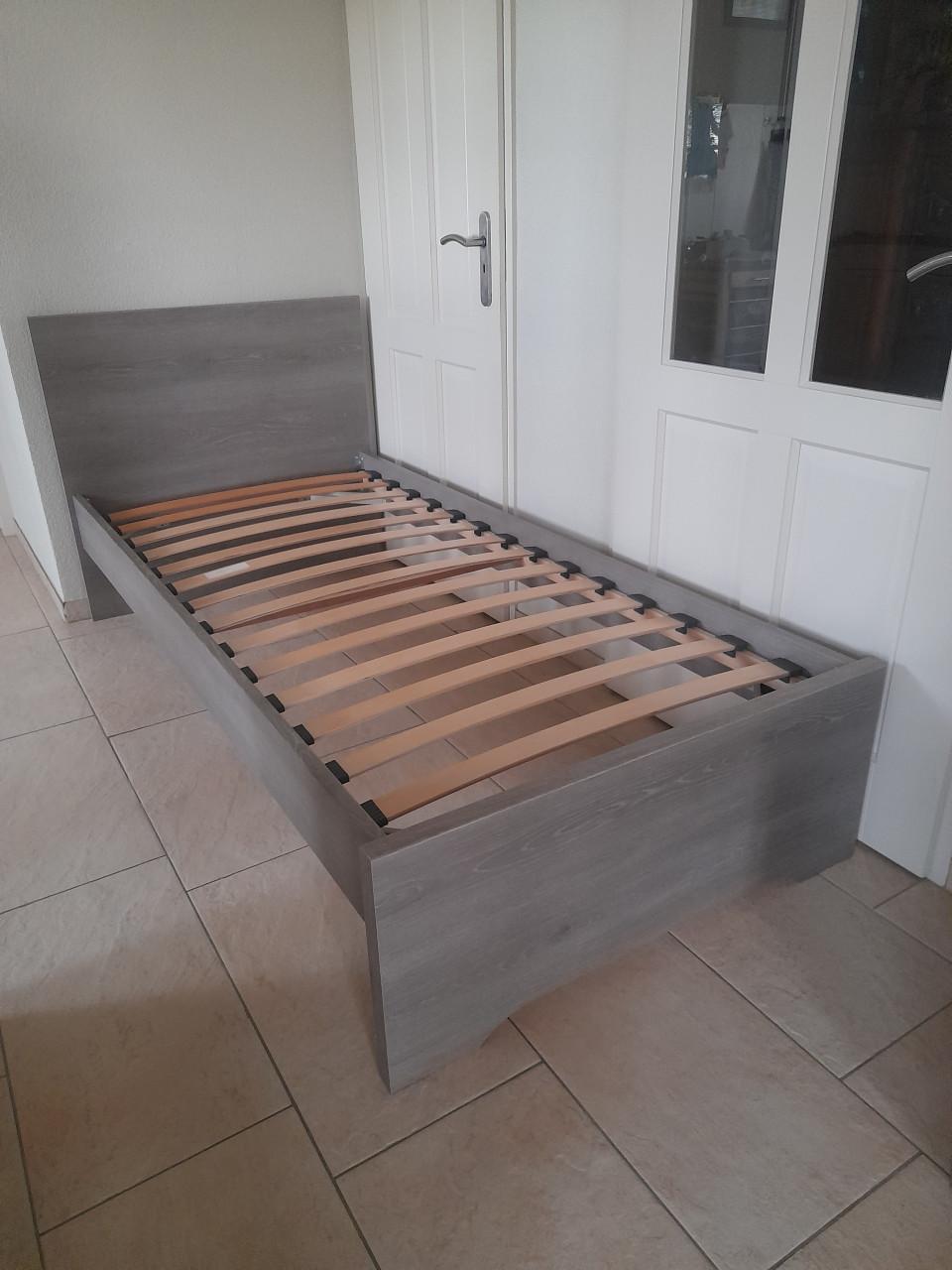 1 Persoons bed 90 x 200 ( in goede staat )