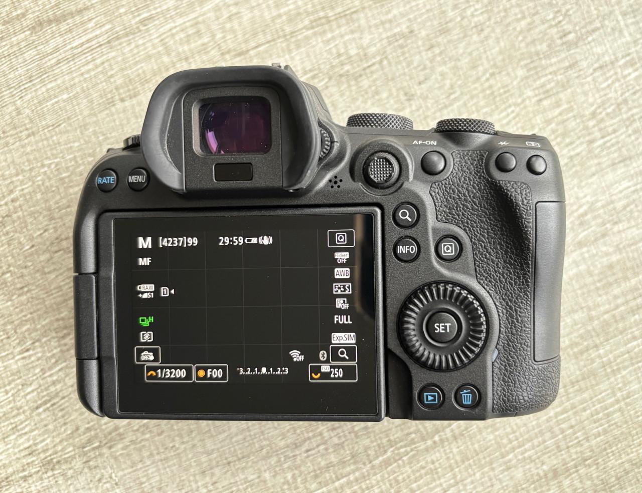 Canon R6 - 6000 clicks + 3 extra accu’s + 64GB geheugenkaart —- als nieuw