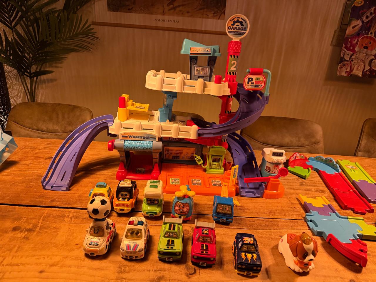 Vtech auto garage met 10 toet toet auto’s en wegdelen