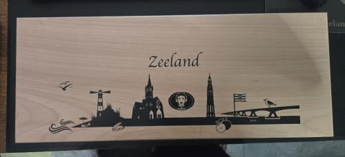 Houten (borrel)plank met de skyline van Zeeland. 48.5x20x2.5 cm