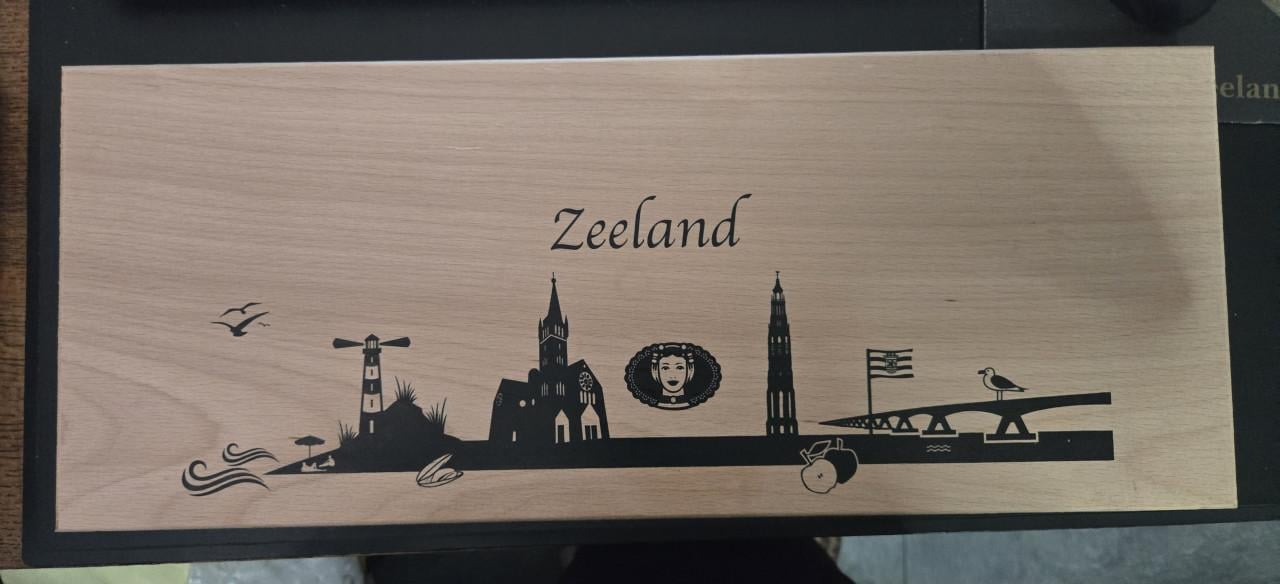 Houten (borrel)plank met de skyline van Zeeland. 48.5x20x2.5 cm