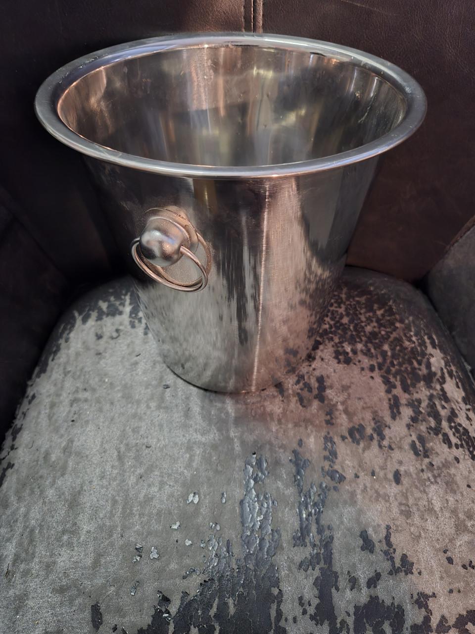 Roestvrijstalen wijn- of champagnekoeler.