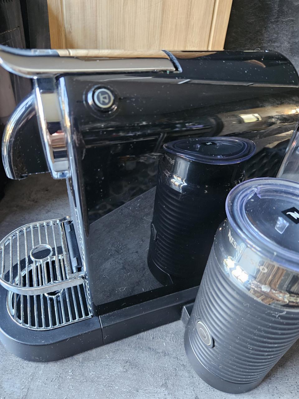 Zgan Krups Nespresso Magimix cupmachine met melkopschuimer