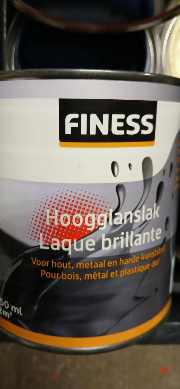 26 blikken verf allerlei kleuren