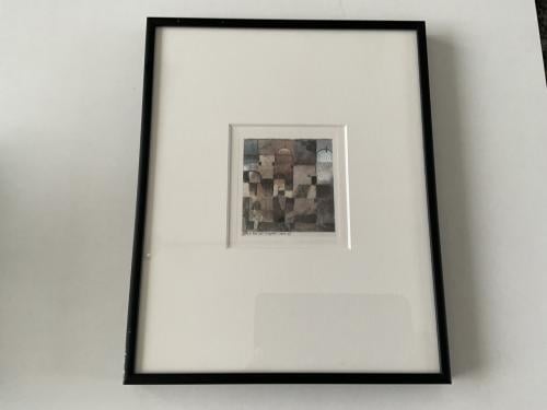 Lijstje met daarin afbeelding van rode en witte koepels.   Afm. 25x31 cm.