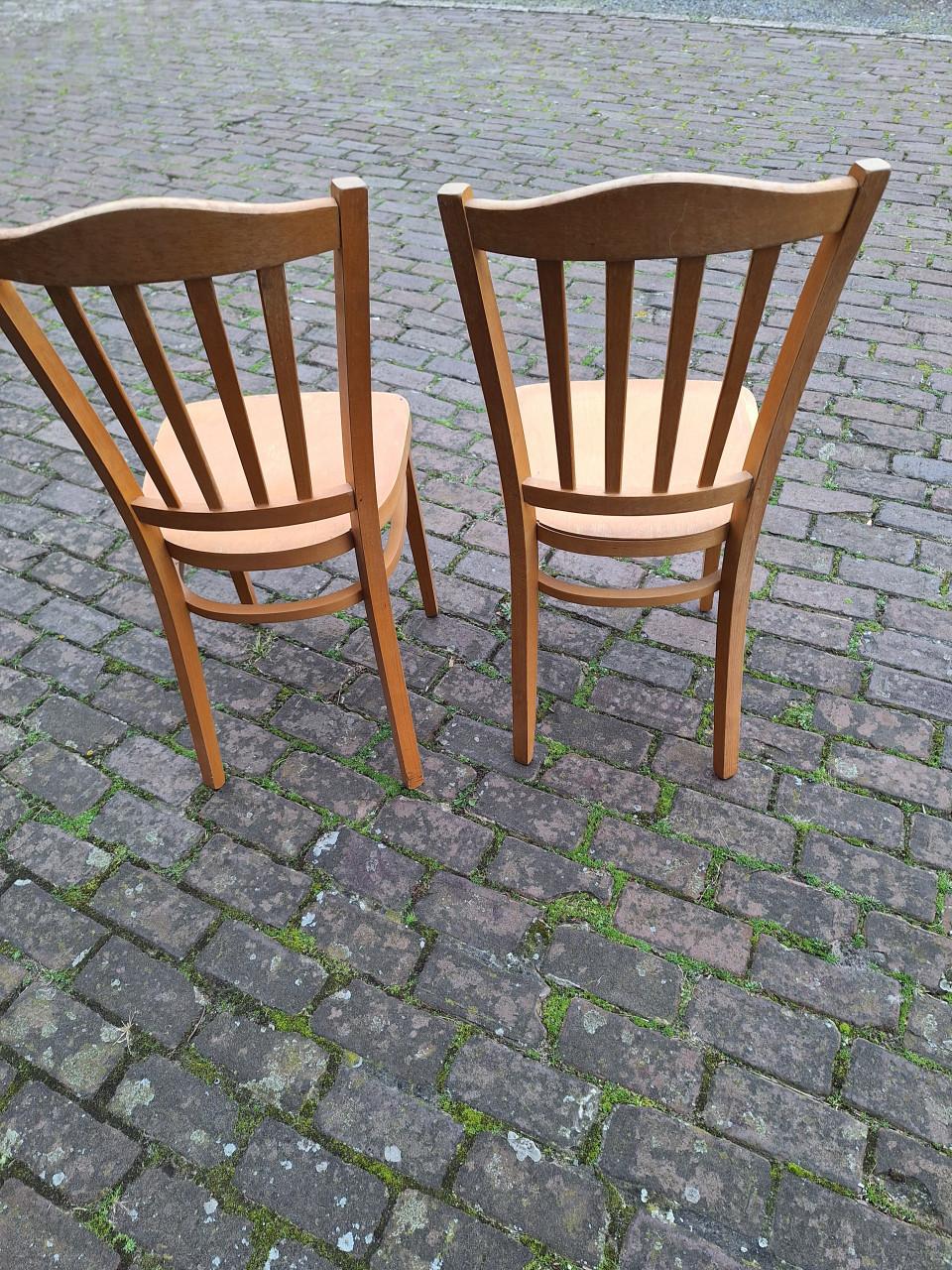 2 houten stoelen