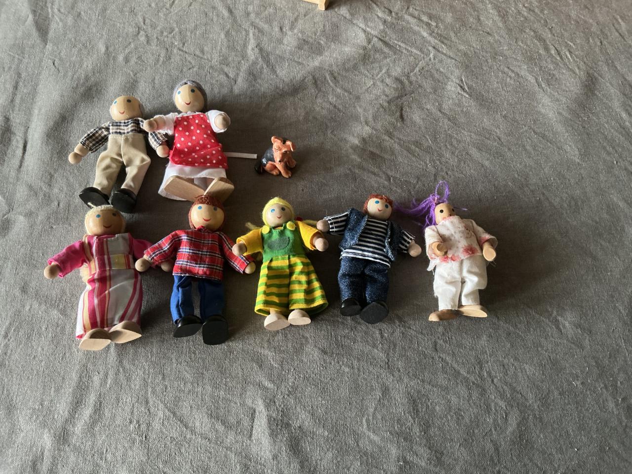 Poppenhuis met houten meubeltjes en accessoires