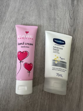 Twee soorten handcrème (Vaseline & Care for life)