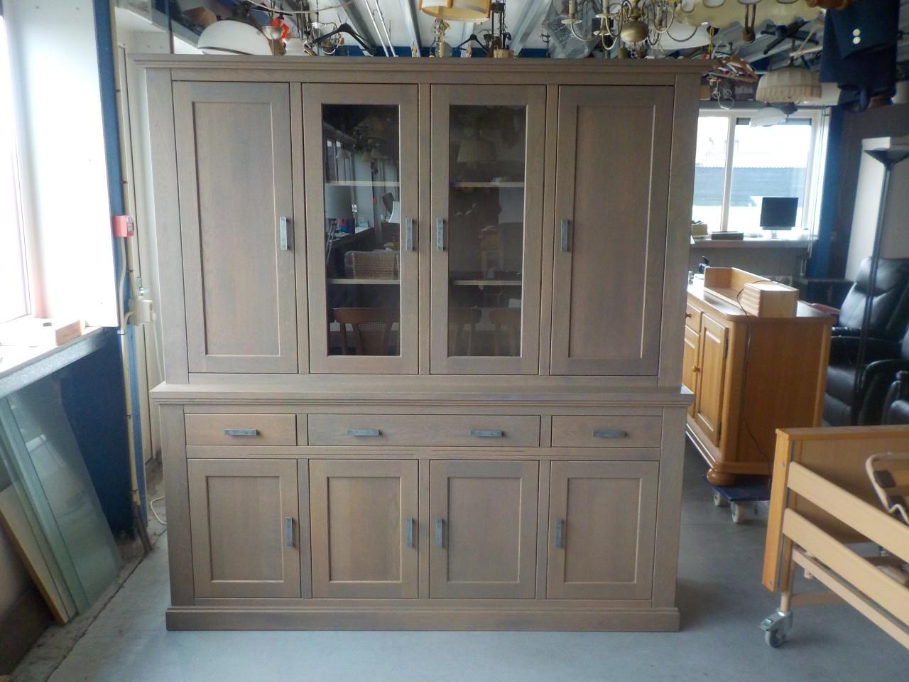 Massief dressoir in vrijwel nieuw staat