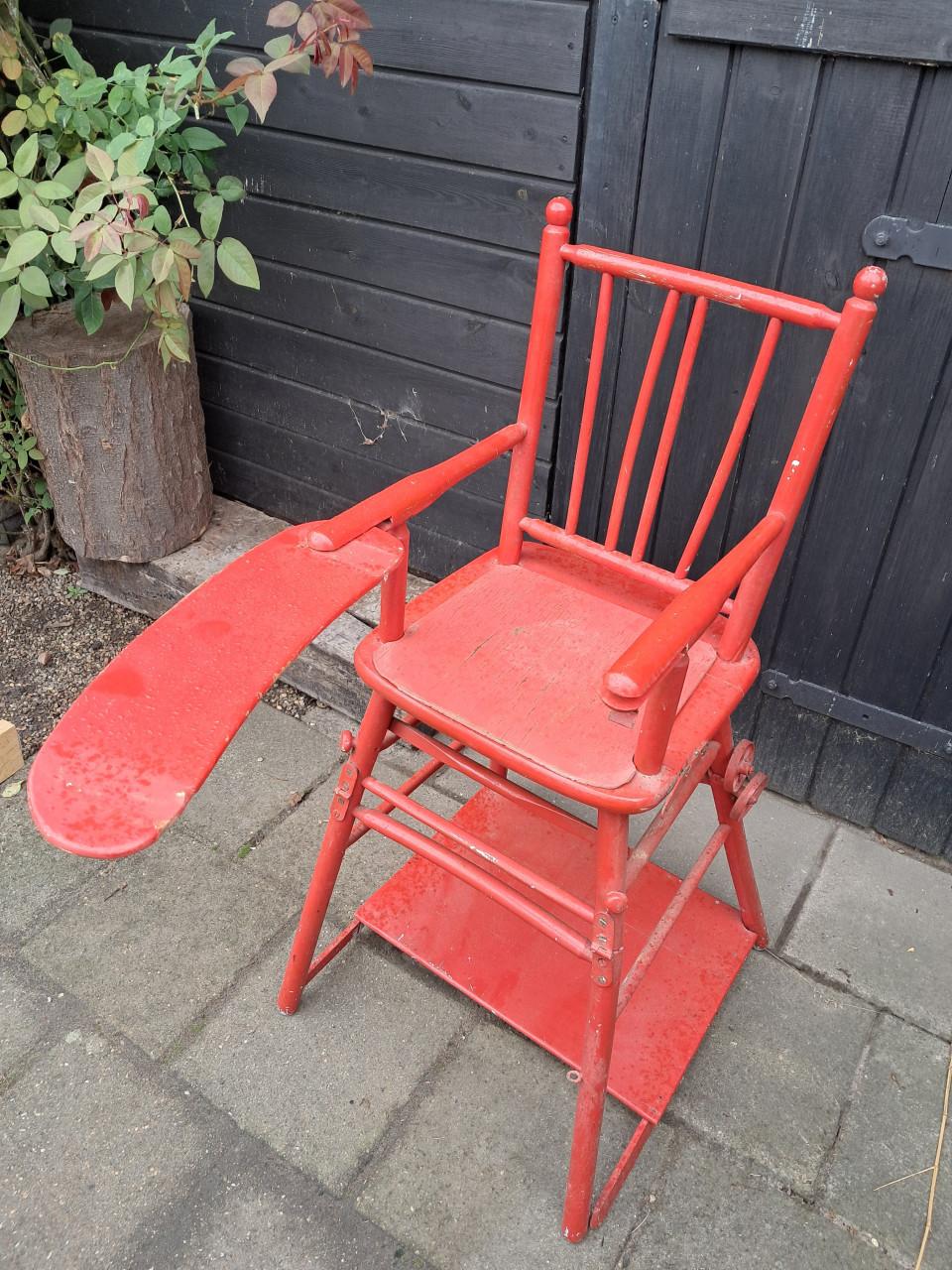 Oude vintage kinderstoel