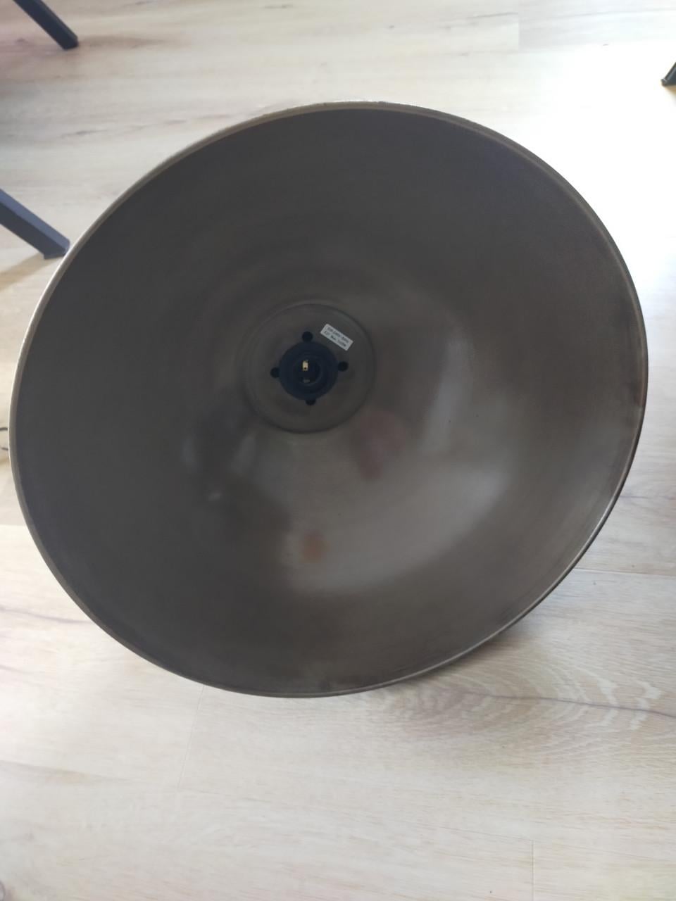 Te koop een metalen hanglamp.
