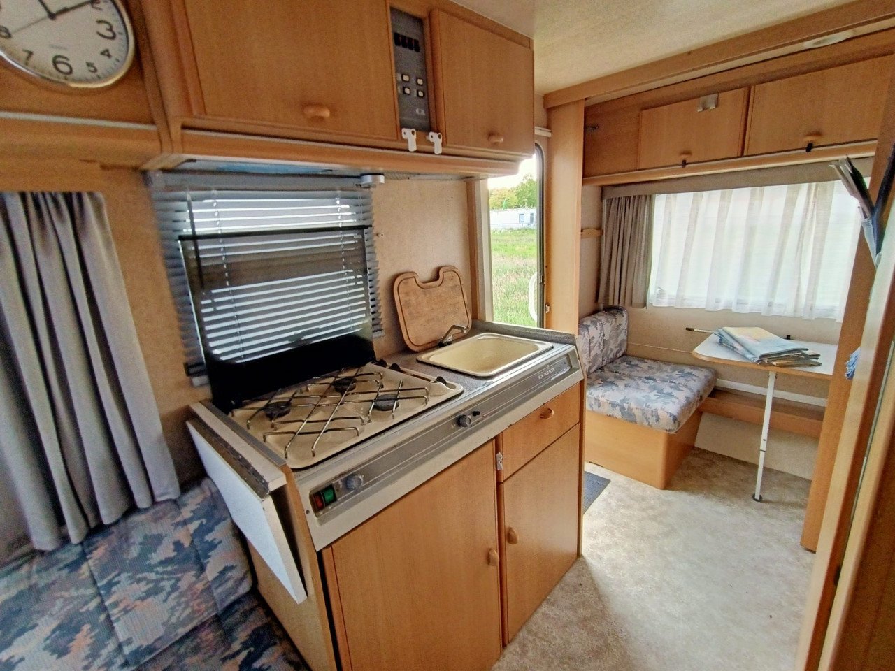 Mooi gezinscaravan Adria 440 , 1993 met orrigineel stapelbed, Tent ,uitbouw