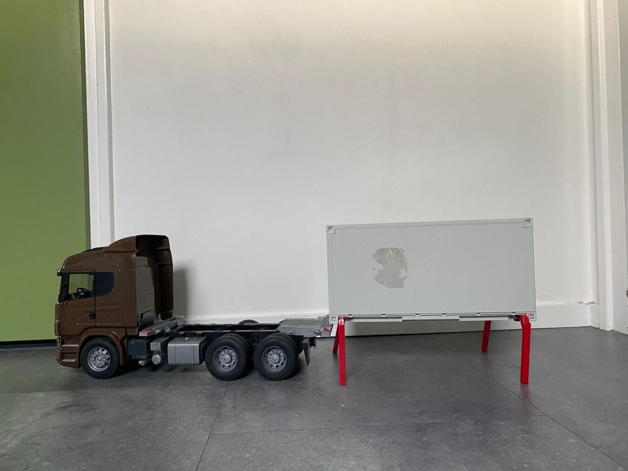 Vrachtwagen met kooiaap (Bruder)