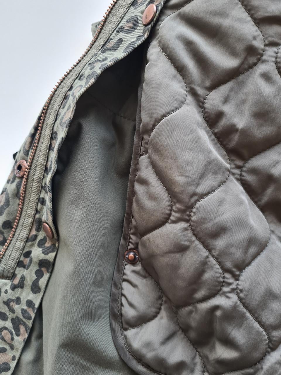 Stoere Zara parka met trendy panterprint in maat 128.