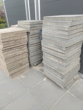 Betontegels 84 stuks 50 x 50 (en 6 tegels 60 x 60 licht motief)