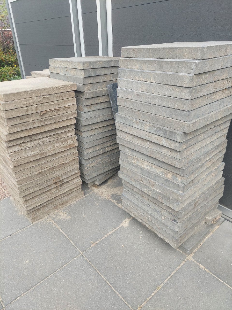 Betontegels 84 stuks 50 x 50 (en 6 tegels 60 x 60 licht motief)