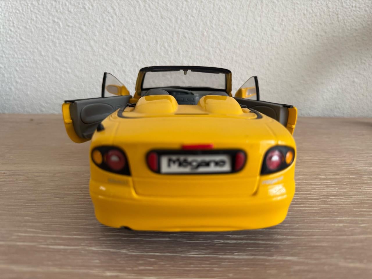 Schaalmodel Gele Renault Mégane Coupé Cabrio 1:18