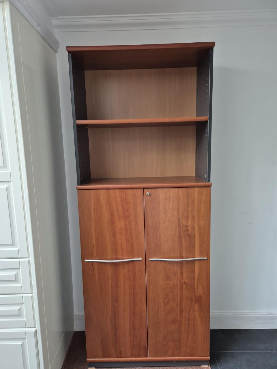 TE KOOP: bureau met ladenblok en kast (gebruikt)