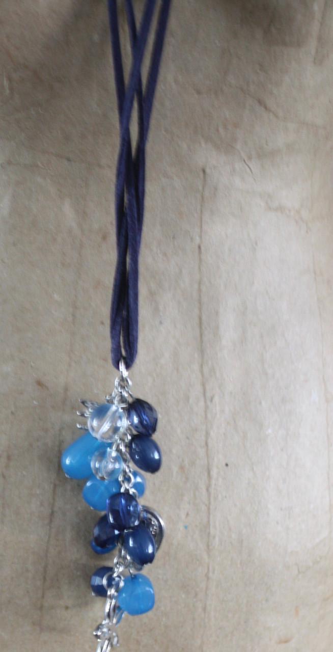 Toutjes ketting met blauw en zilveren bedeltjes