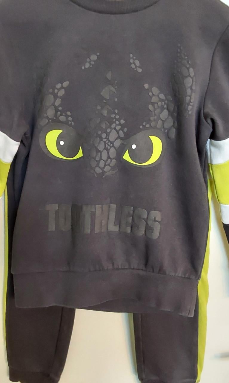 Huispak met de draak toothless erop van het merk C&A in maat 122