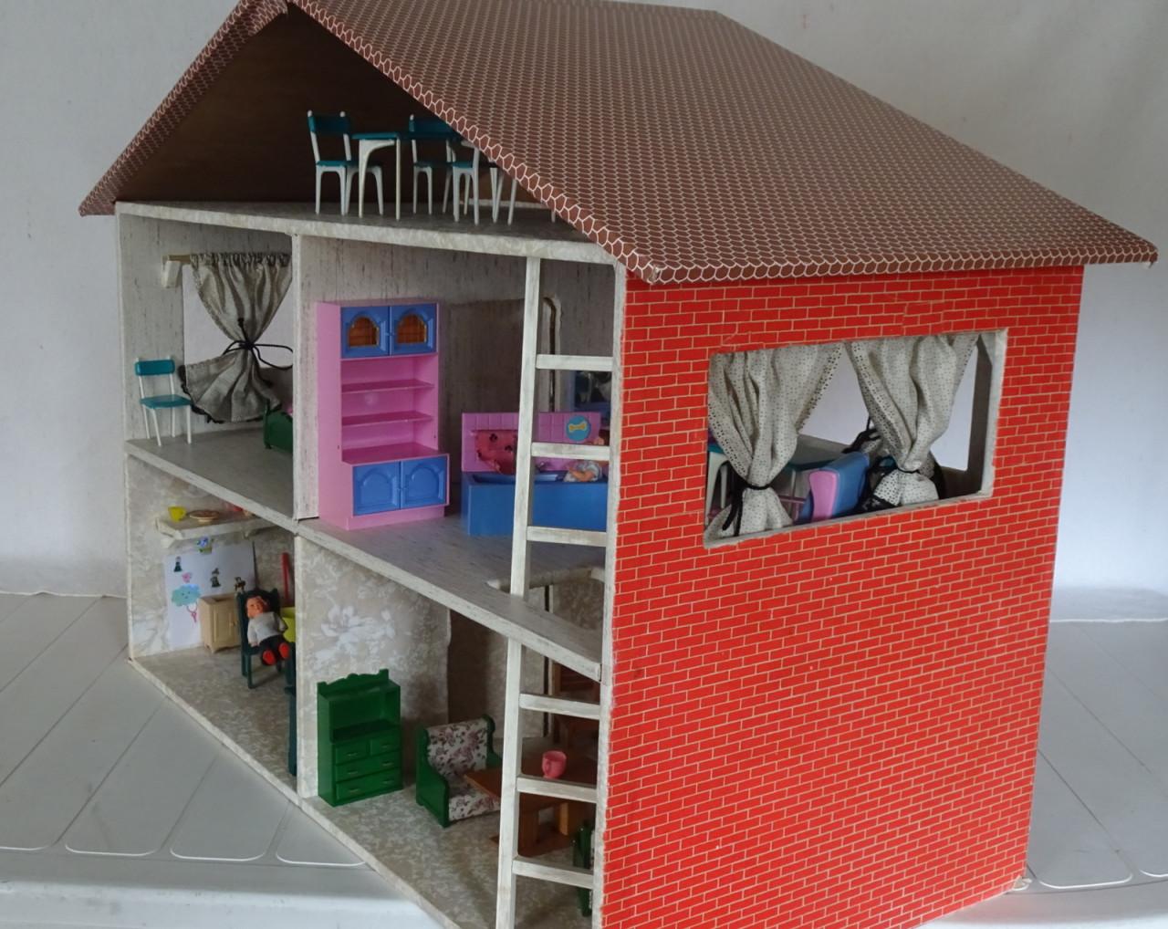 Poppenhuis met inrichting