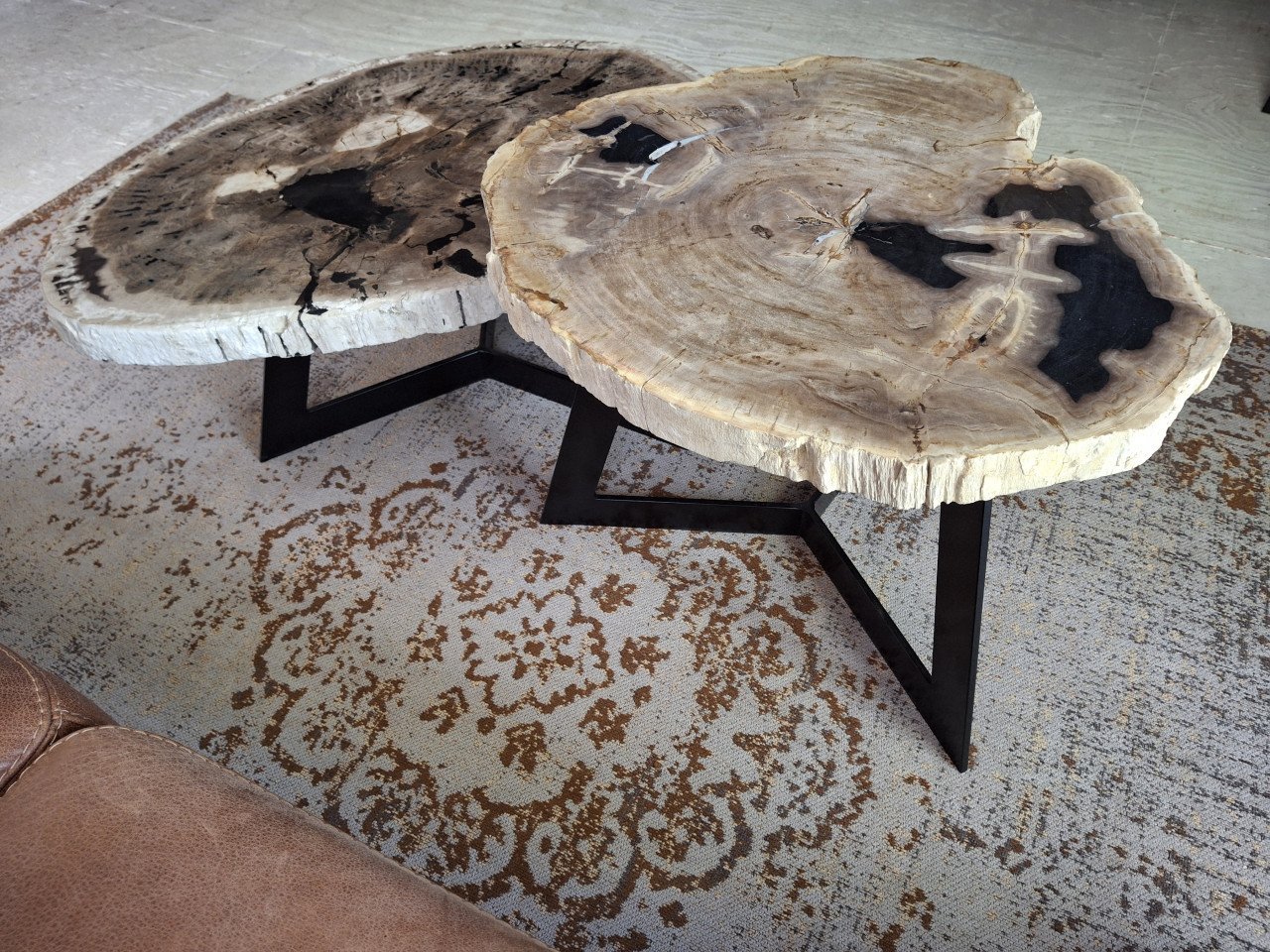 SALONTAFELTJES MET EEN BLAD VAN VERSTEEND HOUT