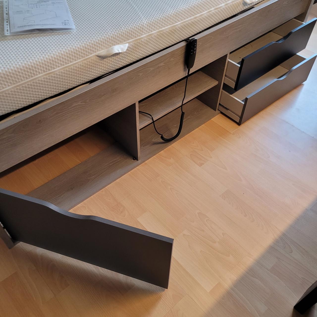 Elektrisch verstelbaar bed met opbergruimte