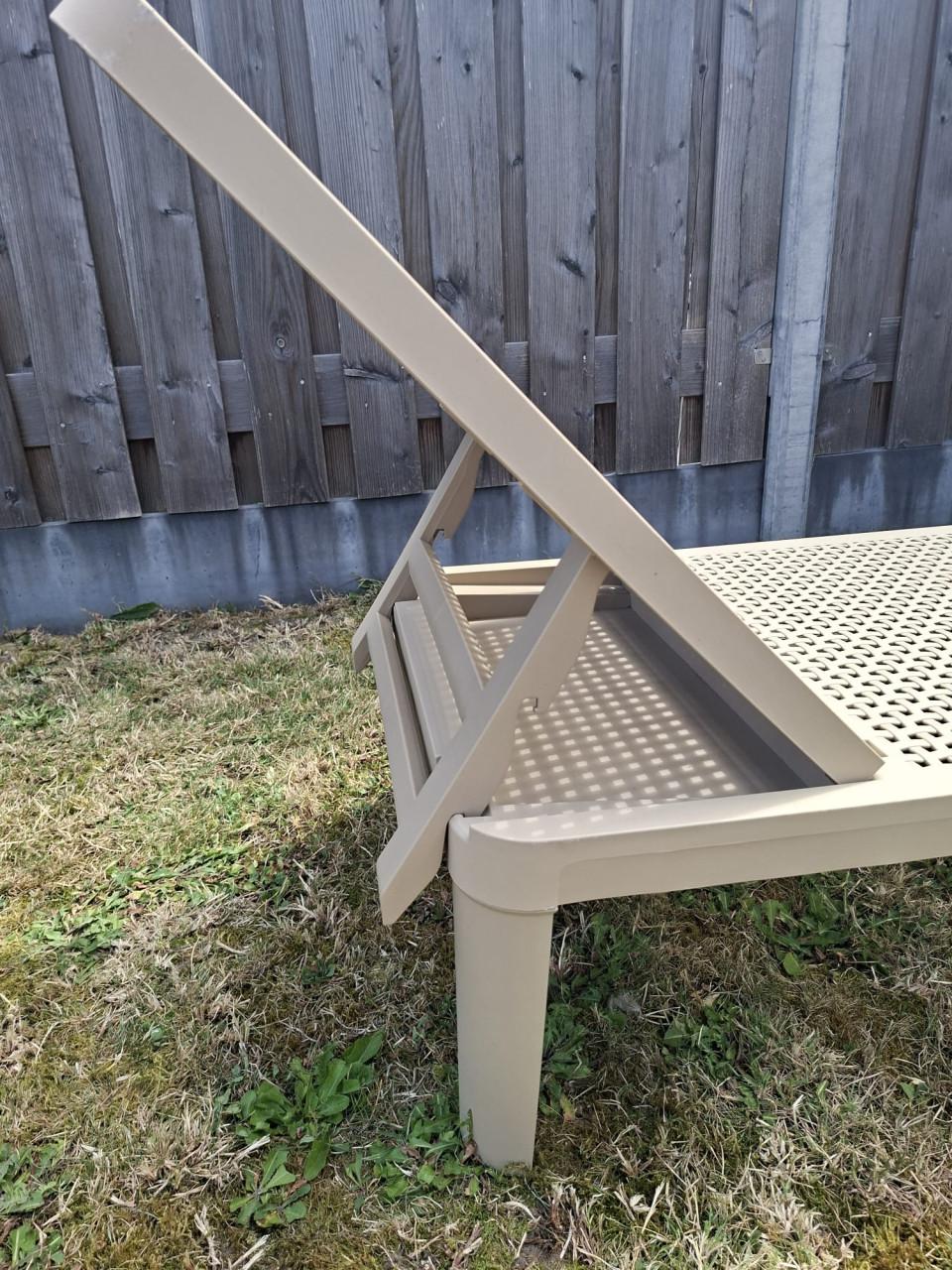 Mooi beige ligbed van Woood