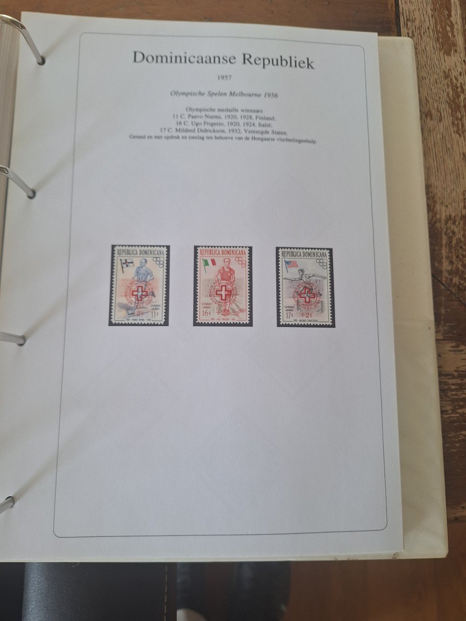 UNIEK INFORMATIE + POSTZEGEL BOEK OVER DE OLYMPISCHE SPELEN TOT 1996