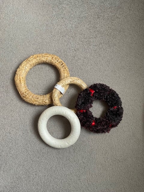 4 kransen 20 cm. en 30 cm. leuk om met groen te decoreren