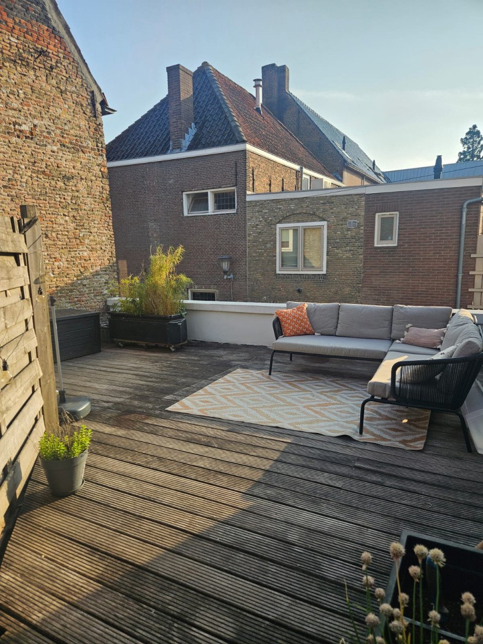 Sfeervolle woning met dakterras in hartje Goes – per direct beschikbaar!
