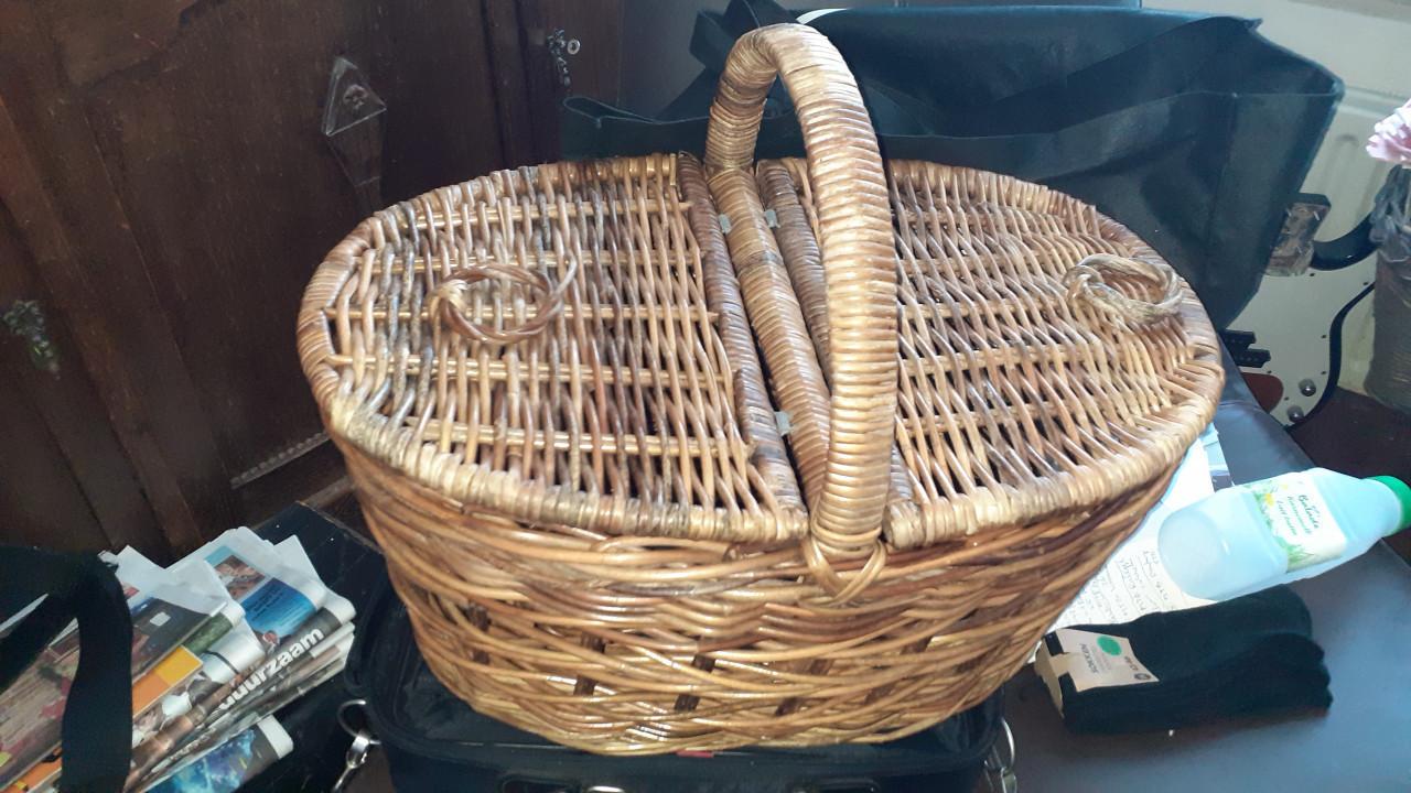 Brocante grote gistfles /wijnfles in ijzeren omhulsel spiraal