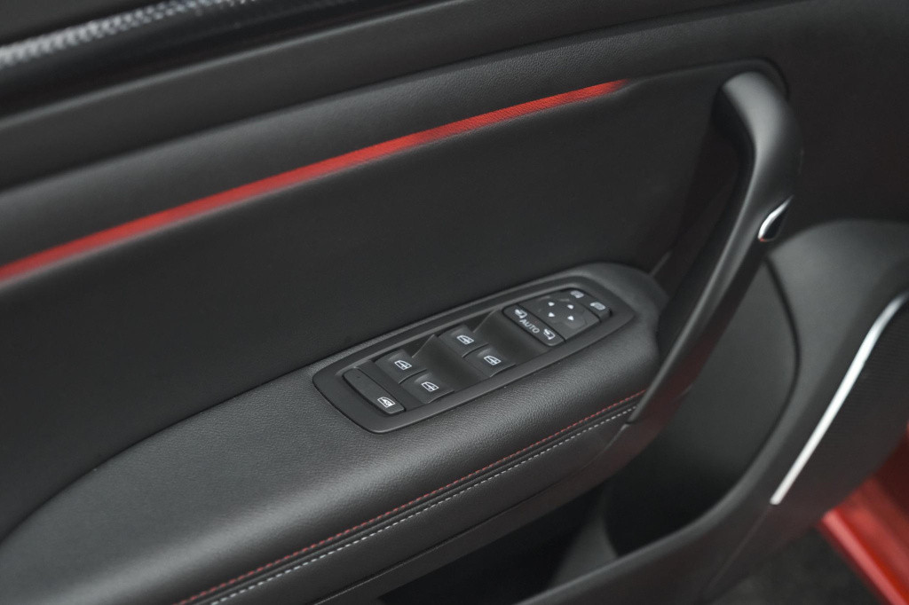 Renault Megane 1.6 plug-in hybrid 160 r.s. line | camera | head-up display 