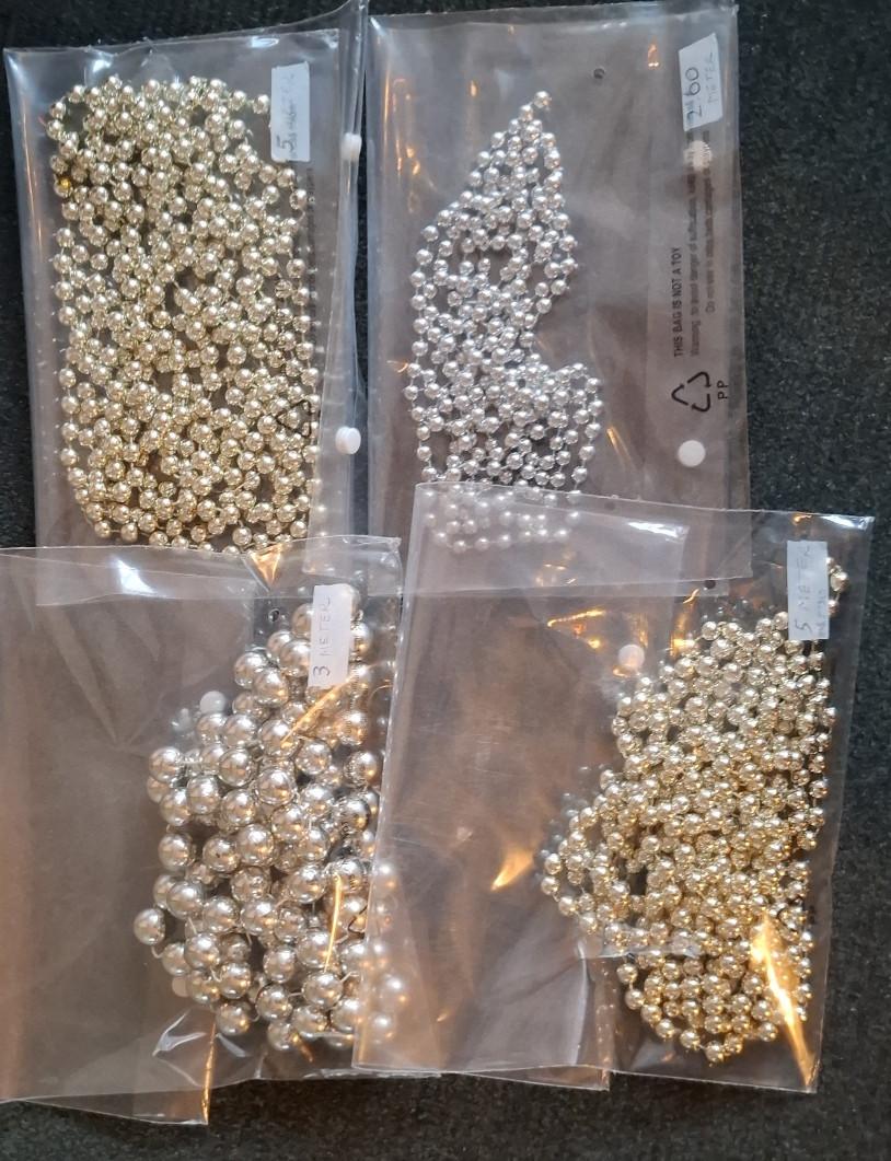 Kerstboom op te tuigen? Verlichting, kerstballen: klein prijsje