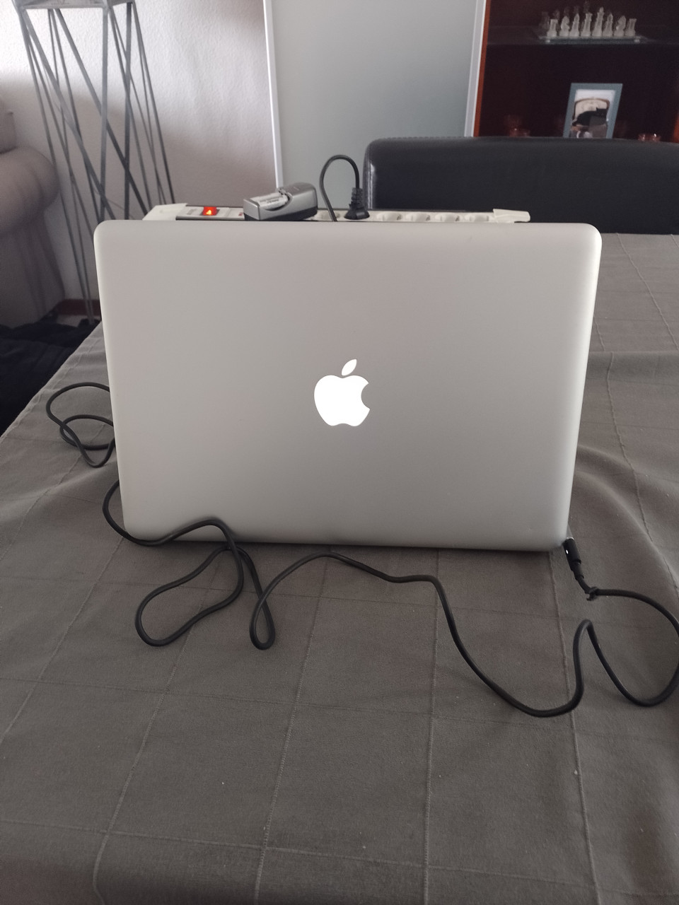 Macbook Pro -i7-ssd-met lader