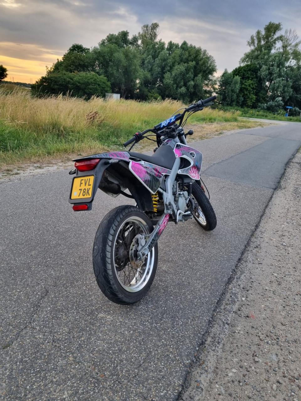 Derbi Senda SM 50 cc Roze/zwart