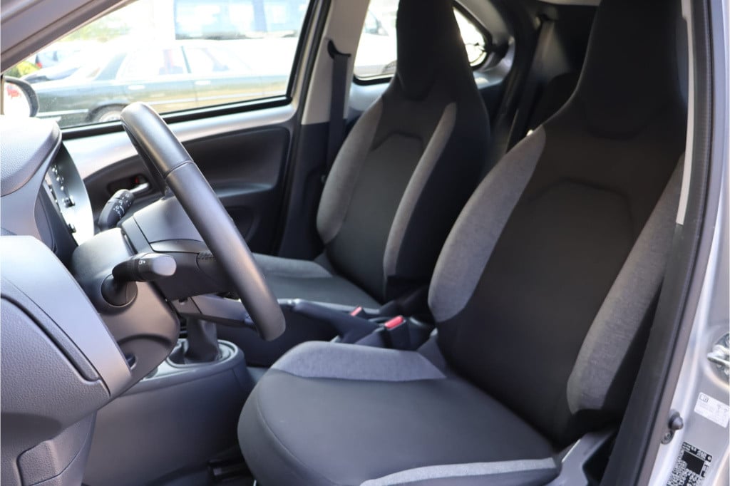 Toyota Aygo x 1.0 vvt-i mt play i achteruitrij camera i acc i airco i apple