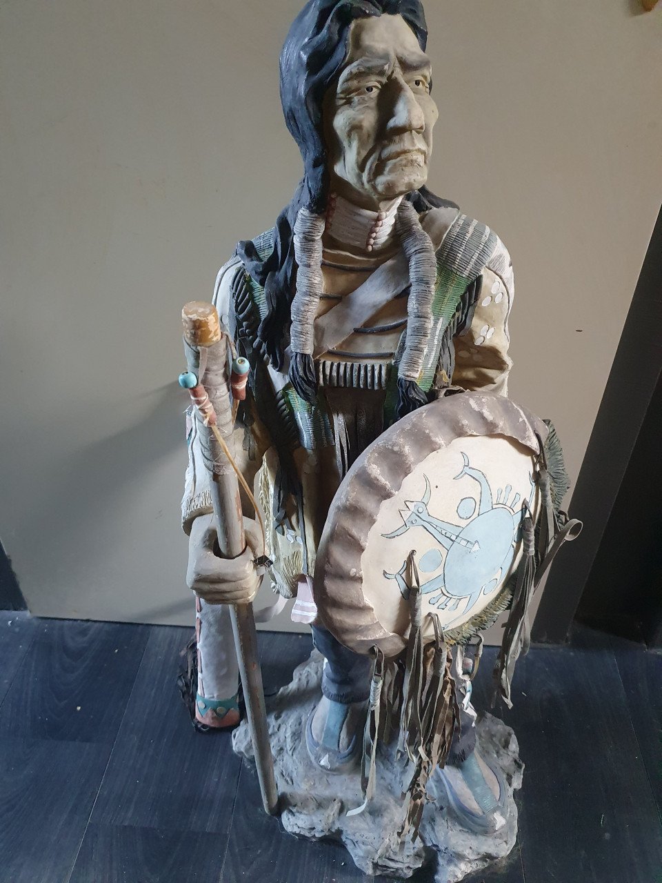 Heel groot prachtig indianen standbeeld incl accessoires...