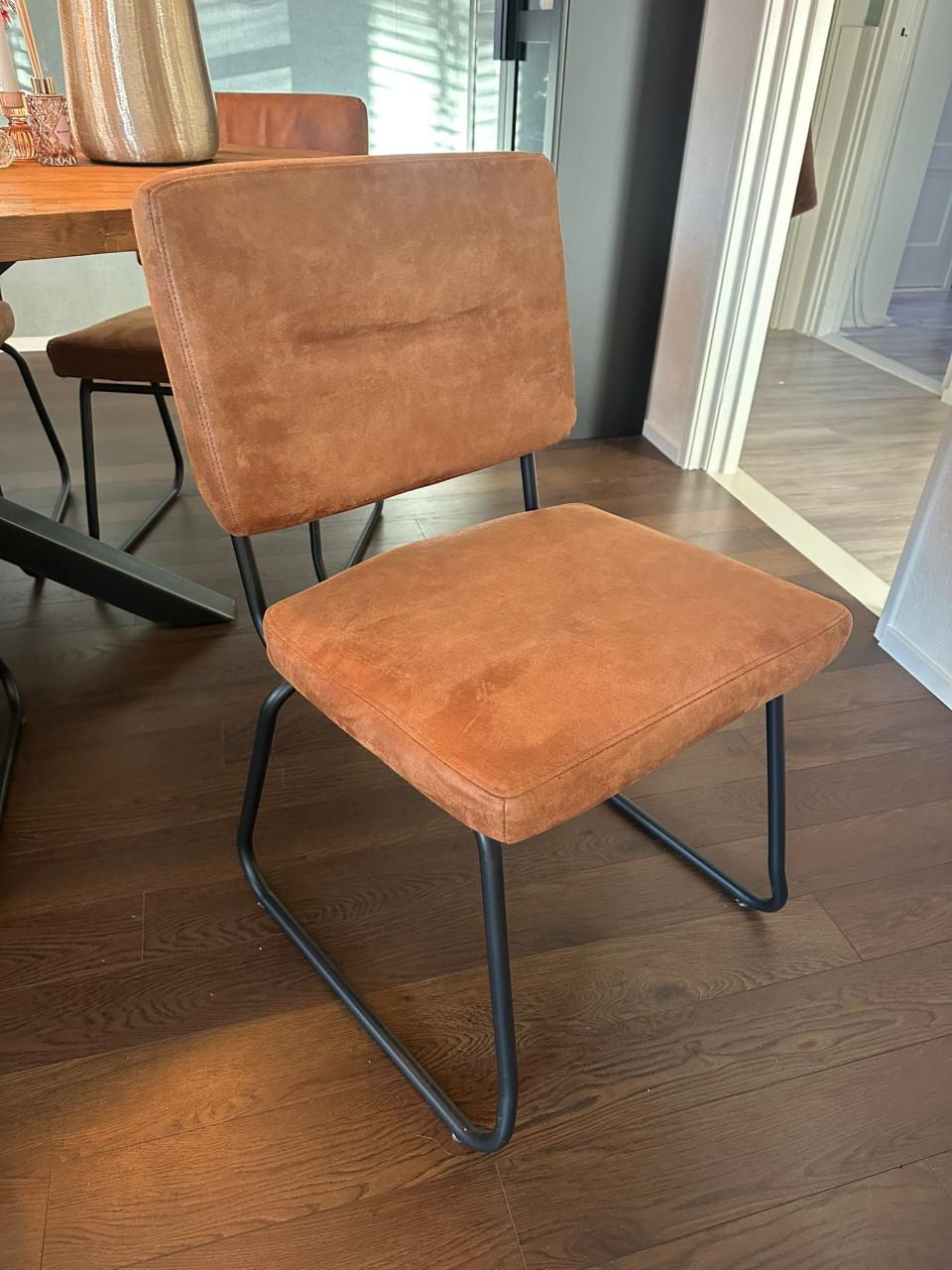 Sfeervolle eettafelset- teak blad met zwarte kruispoot